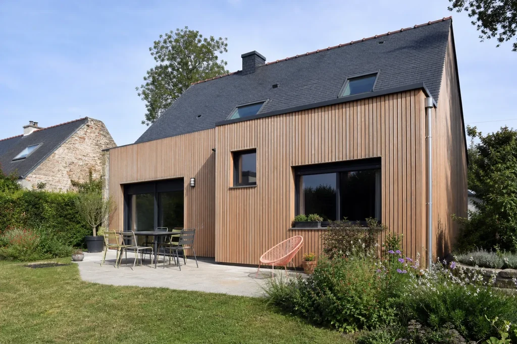 Maison isolu00e9e par l'extu00e9rieur avec bardage bois