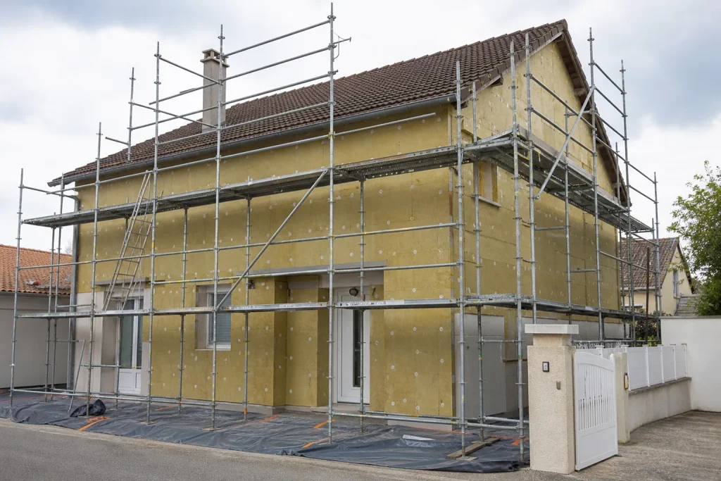 Maison sous u00e9chafaudage pendant une isolation par l'extu00e9rieur