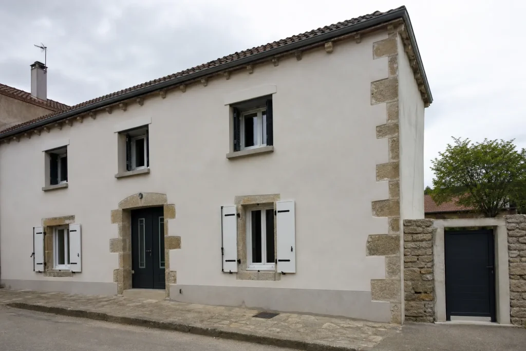 Maison ancienne ru00e9novu00e9e avec isolation extu00e9rieure