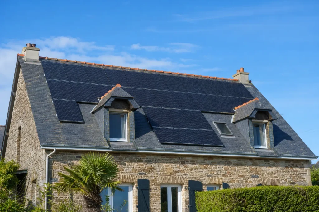 Toiture u00e9quipu00e9e de panneaux solaires