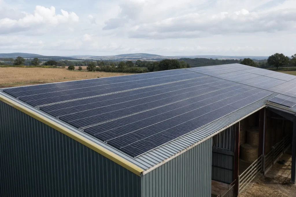 Panneaux solaires sur un hangar agricole