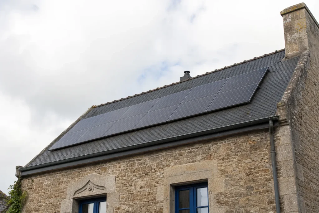 Panneaux solaires sur un toit en ardoise